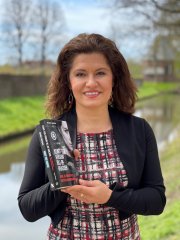 Maria Genova met haar boek Komt een vrouw bij de h@cker